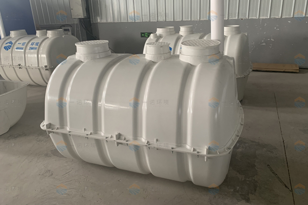 在對(duì)玻璃鋼模壓化糞池施工的過程中要注意些什么 在對(duì)玻璃鋼模壓化糞池施工的過程中要注意些什么